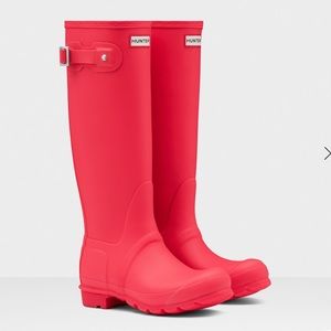 Peach/pink Hunter boots!